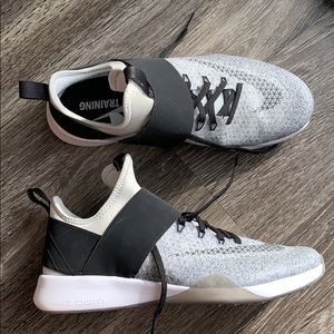 Nike women’s Air Zoom Strong